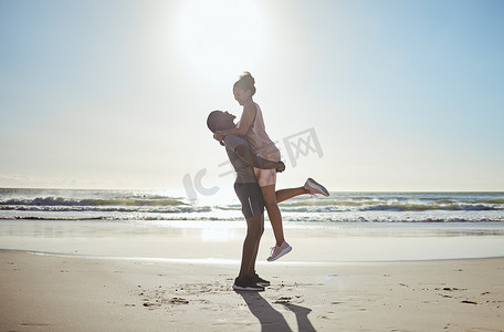 在浪漫假期、周年纪念假期或求婚庆典中，通过水浪、大海或巴厘岛海洋在海滩约会时情侣、结合或拥抱。