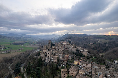 飞行的方块摄影照片_意大利艾米利亚罗马涅 Castellarquato 中世纪村庄的鸟瞰图