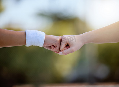 网球、拳头碰撞和人们在公园里的手在训练、锻炼或健身方面进行比赛、合作或支持。