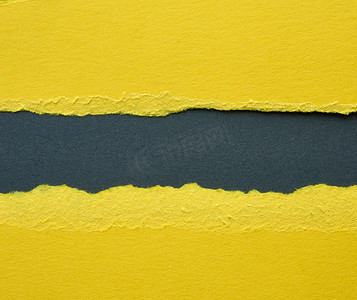 分层黄色撕纸的背景，黑色上有阴影