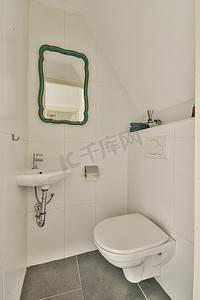 洗马桶摄影照片_带马桶和水槽的白色浴室