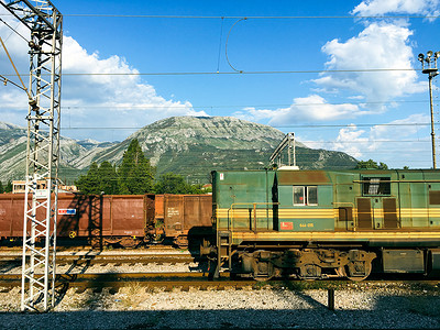 Budvha dubrovnik 背景为山脉和架空电力线的铁路站场景观