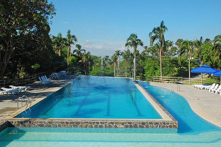 位于 Santo T 的 CCF Mount Makiling 娱乐中心的游泳池