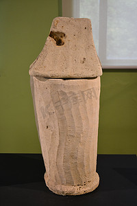 棕色石头墓葬骨灰盒展示在博物馆