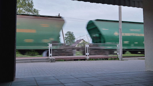 货运铁路摄影照片_货车货运列车在运动。