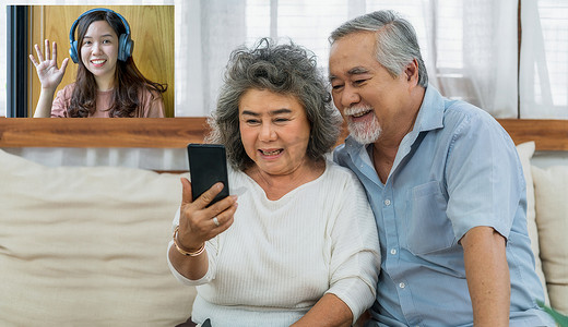 亚洲夫妇祖父母给孙女 w 打视频电话