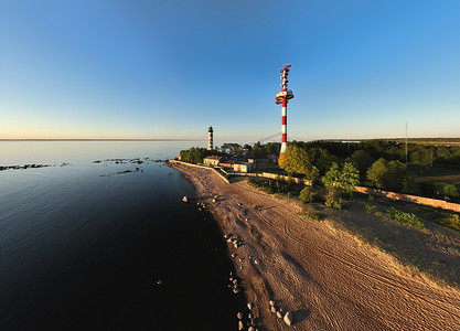 从无人机鸟瞰海边灯塔，日落时的红色条纹地标