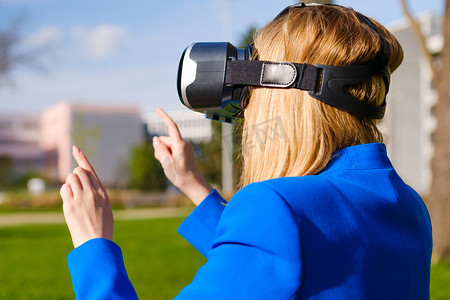 戴着 VR 耳机的女商人在 metaverse 中获得经验
