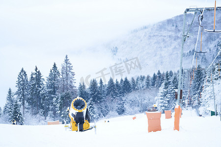 新降雪后，德国 Rhoen Hesse 滑雪胜地雪山 Wasserkuppe 的黄色人造雪炮下雪。