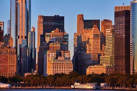 纽约市摩天大楼上空的金色光芒，细节来自曼哈顿南部海岸