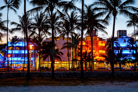 迈阿密海滩，五颜六色的装饰艺术区在晚上迈阿密佛罗里达