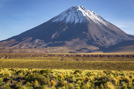 智利阿塔卡马沙漠日落时的 Licancabur 和戏剧性的火山景观