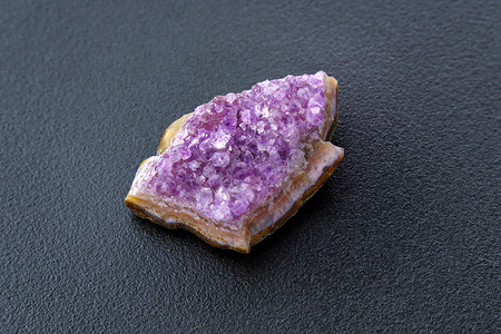 水晶石是一种矿物。
