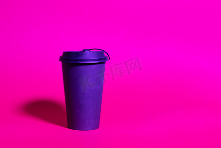 准备就绪的黑纸咖啡杯模型，趋势双色调霓虹灯紫外线闪电。
