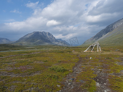 美丽的北部景观，拥有 Kungsleden 远足小径和萨米小屋遗迹。