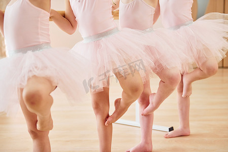 儿童表演摄影照片_小芭蕾舞演员通过练习舞蹈动作准备表演