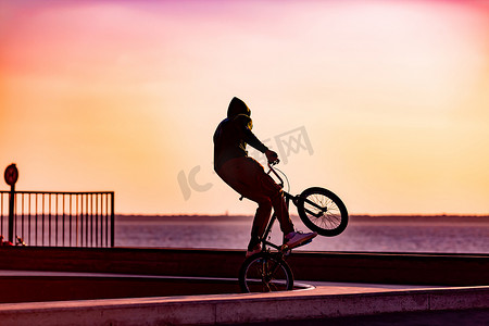 年轻人用他的 BMX 自行车跳跃的剪影