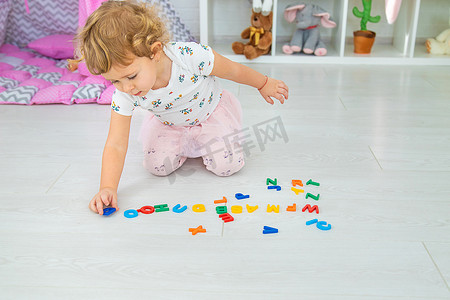 孩子通过游戏学习数字和字母。