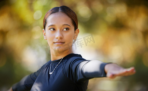 平衡、健身瑜伽和大自然中的女性，通过在澳大利亚锻炼身体来锻炼、身体自由和禅宗。