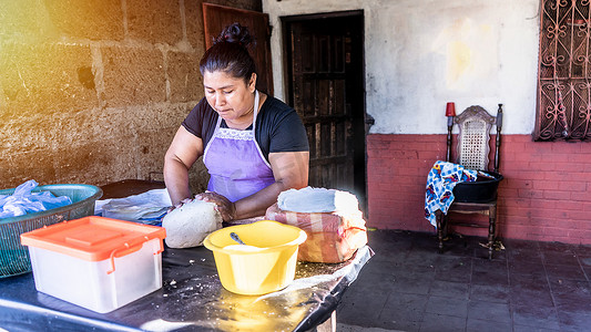 拉丁女人在家做玉米饼