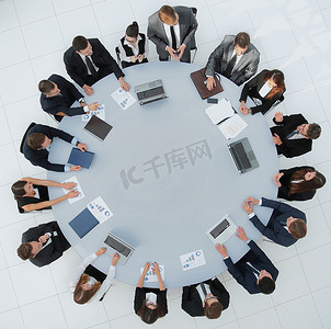 合作伙伴摄影照片_从 top.meeting 业务合作伙伴的角度来看圆桌会议。
