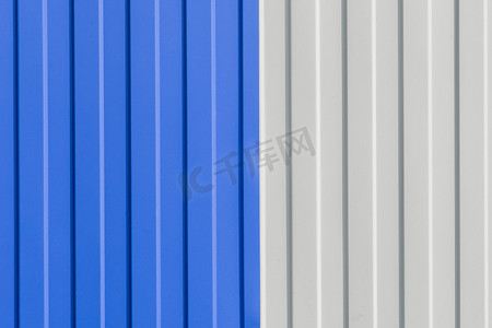 蓝色和白色彩绘金属板铁栅栏纹理背景