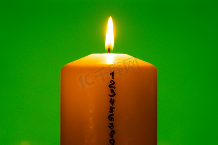 蜡烛与出现日历在绿色色度键背景传统燃烧圣诞蜡蜡烛与数字倒计时的圣诞节。