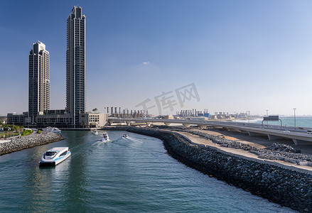 海滩渡口摄影照片_JBR 海滩旁的迪拜发电站和工业区