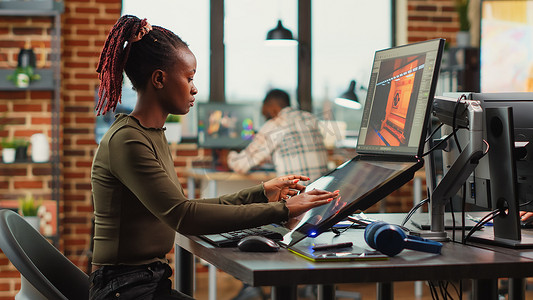 非洲裔美国女性在电脑上设计游戏界面