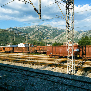 Budvha dubrovnik 背景为山脉和架空电力线的铁路站场景观