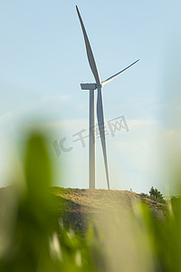 纠四风树新风摄影照片_西班牙阿拉贡玉米田上空的新风力涡轮机