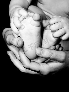 only摄影照片_婴儿的脚和妈妈的手