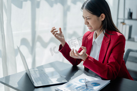 企业主肖像、使用计算机和财务报表的女性对扩大市场以提高投资业务能力的焦虑表达