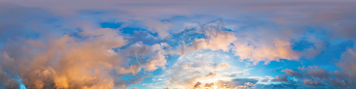 可视化图摄影照片_日落天空全景与戏剧性明亮发光的粉红色积云。 