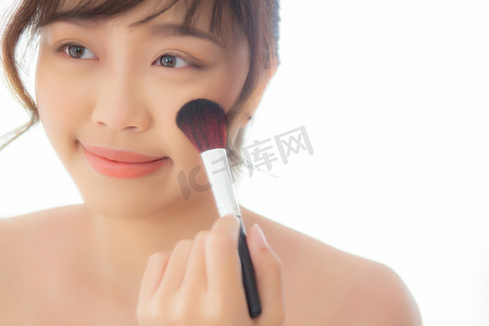 镜子里的美女摄影照片_美女肖像年轻的亚洲女人微笑着，面带镜子，在卧室里用刷子脸颊化妆，漂亮的女孩拿着腮红、护肤和化妆品概念。