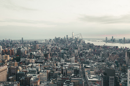 曼哈顿令人叹为观止的广阔视野，日落之后纽约市的天际线
