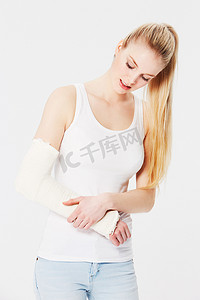 在白色背景下孤立的事故后受伤、疼痛和手臂骨折的妇女。