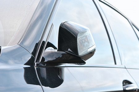 后视镜可折叠且可电动调节，包括黑色轿车的转向信号灯