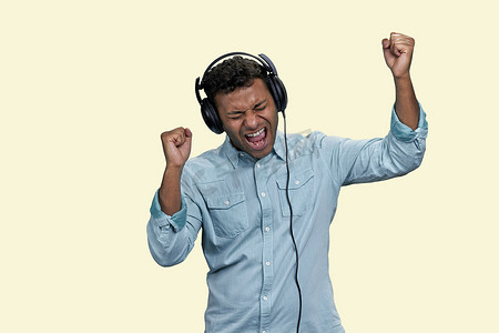 印度男人的画像在耳机里听音乐唱歌。