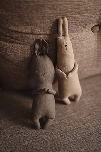 可爱的小软玩具兔子在一起，棕色 copyspace 背景。
