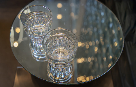 玻璃表面圆桌上的两杯纯净水。