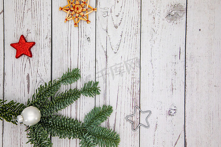 圣诞装饰作为贺卡，带有松枝和带文字空间的星星