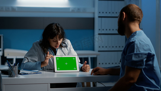 使用平板电脑向护士展示医学专业知识的全科医生