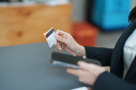 在线购物和互联网支付，亚洲女性正在使用信用卡和手机在线购物或在数字世界中处理差事。