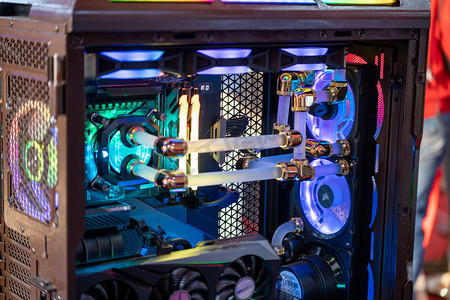 超频 CPU 电脑柜的镜头，带有水冷处理器和带金属管的 RGB 红绿蓝照明