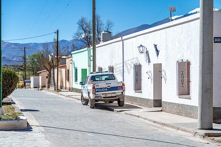 安全月2022摄影照片_阿根廷拉波马 — 2022年4月11日：南美安第斯山脉一个山村警察局的SUV