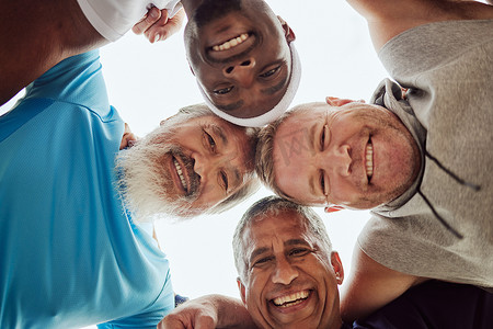 有健身目标、支持或希望在训练、锻炼或锻炼中挤成一团的动机、老年人或朋友。