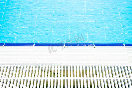 带室外游泳池的夏季休息概念