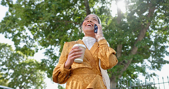 电话、公园和女商人网络寻找机会、工作安排或茶歇微笑。
