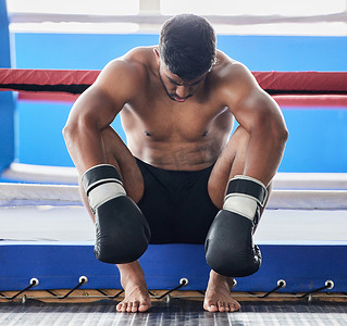 拳击手、武术和男人在拳击或体育比赛失误、失败或压力、焦虑和抑郁前锻炼后感到疲倦和悲伤。